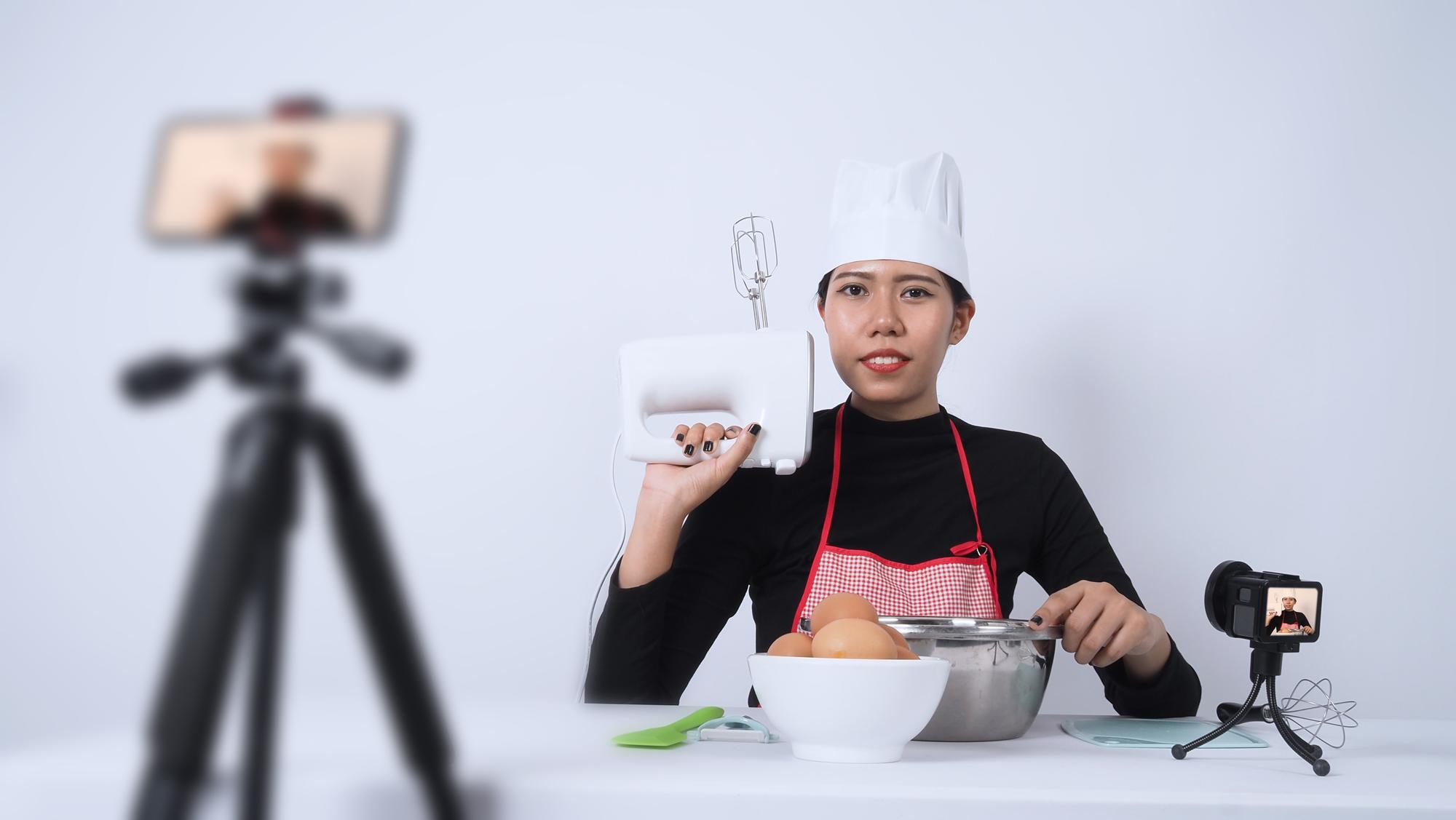 Chef al lavoro in cucina digitale
